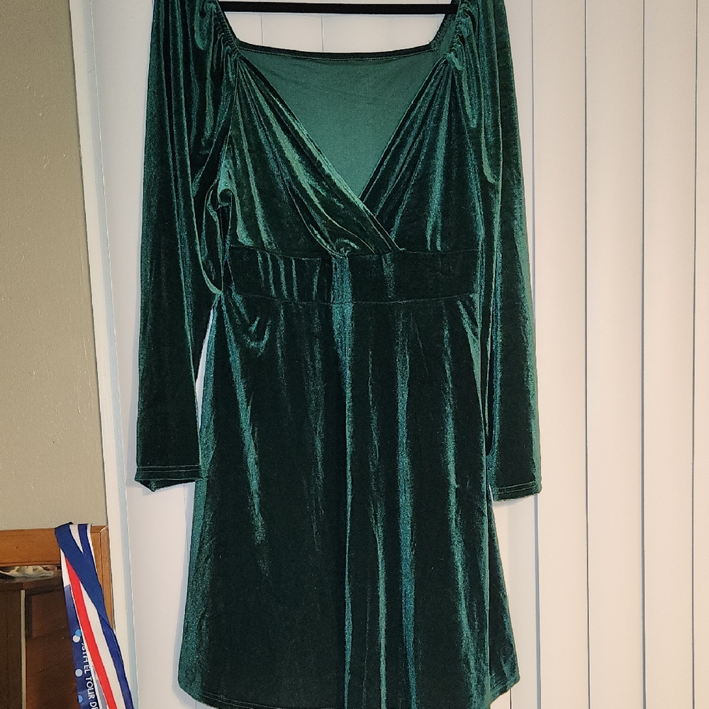 Chic Velvet Long Sleeve Dress in Deep Green